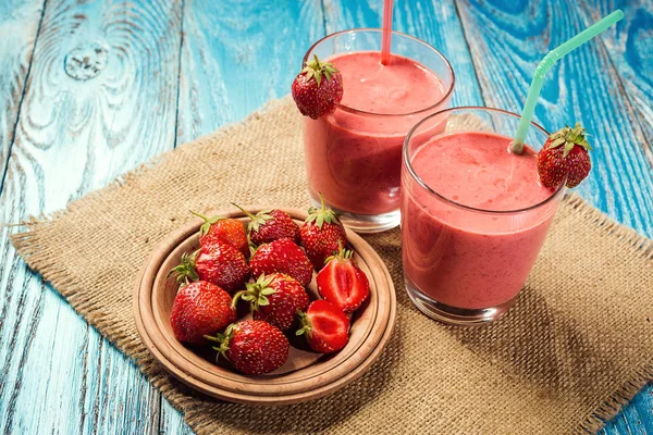 Yogur de fresa saludable con bayas frescas sobre fondo de madera viejo — Foto de Stock