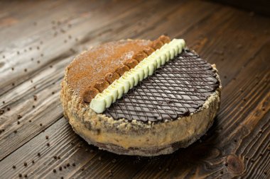 Koyu çikolata vegan kek şekerler ve ahşap backgr fındık