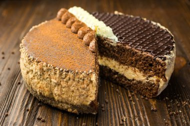 Koyu çikolata vegan kek şekerler ve ahşap backgr fındık