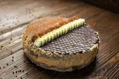 Koyu çikolata vegan kek şekerler ve ahşap backgr fındık