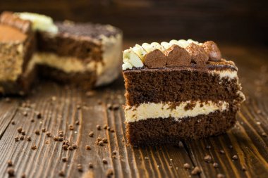 Koyu çikolata vegan kek şekerler ve ahşap backgr fındık