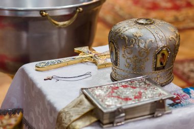 İncil ve çapraz bir kilise bankta