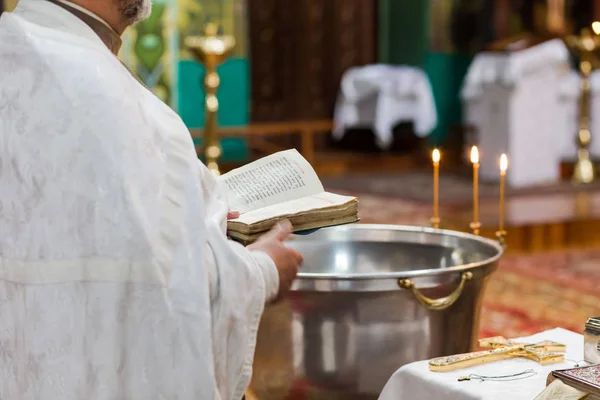 Священник читает молитву в церкви — стоковое фото