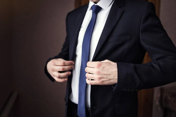 Empresário usa uma jaqueta, mãos masculinas close-up, noivo se preparando pela manhã antes da cerimônia de casamento — Fotografia de Stock