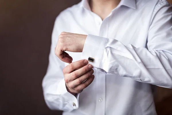 Homem de negócios vestidos camisa branca, mãos masculinas closeup, noivo se preparando pela manhã antes da cerimônia de casamento — Fotografia de Stock