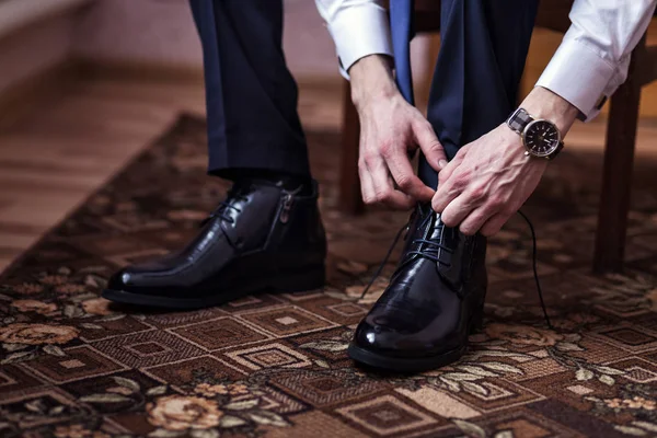 Biznesmen ubrania buty, człowiek szykuje się do pracy, pan młody rano przed ślubem — Zdjęcie stockowe