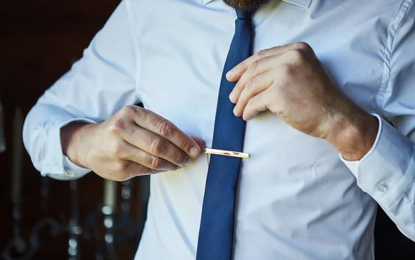 Homem de camisa vestir-se e ajustar gravata no pescoço em casa. Moda Masculina — Fotografia de Stock