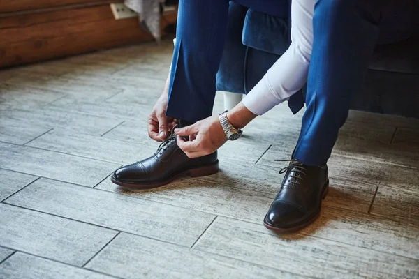 Buty z ubraniami biznesmena, człowiek szykujący się do pracy, pan młody przed ceremonią ślubną. Męska moda — Zdjęcie stockowe