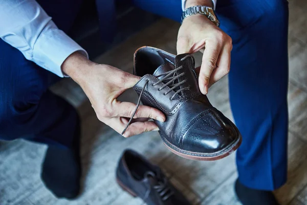 Scarpe uomo d'affari vestiti, l'uomo si prepara per il lavoro, sposo mattina prima della cerimonia nuziale. Moda uomo Immagine Stock