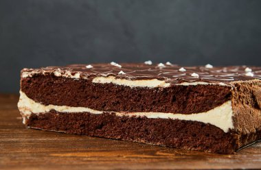 Koyu çikolata vegan kek şekerler ve ahşap zemin üzerine fındık