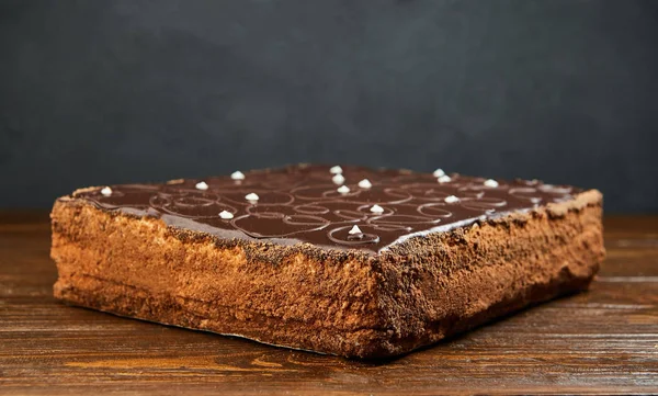 Torta Vegana Cioccolato Fondente Con Caramelle Noci Sfondo Legno Immagine Stock