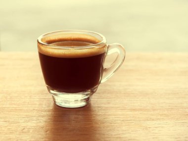 fincan sıcak espresso üzerinde ahşap masa kahve