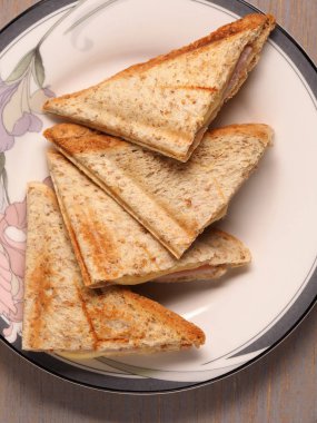 Jambonlu ve peynirli sandviç kepekli ekmek ile