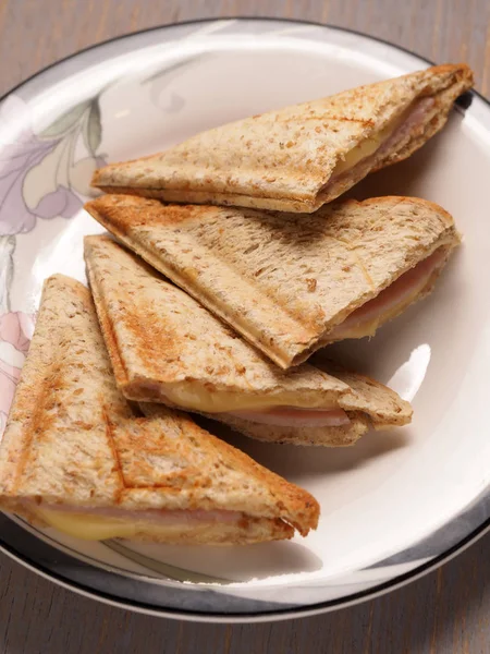 Jambonlu ve peynirli sandviç kepekli ekmek ile