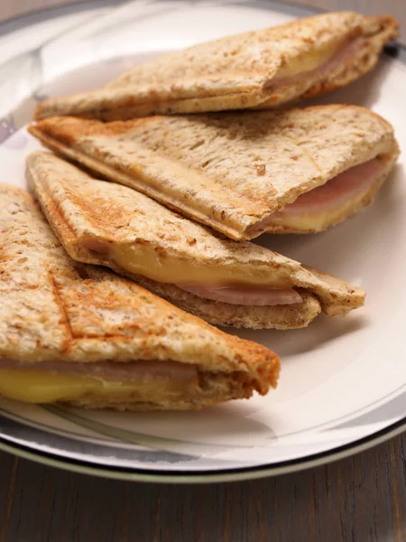 통 밀 빵과 햄과 치즈 샌드위치 — 스톡 사진