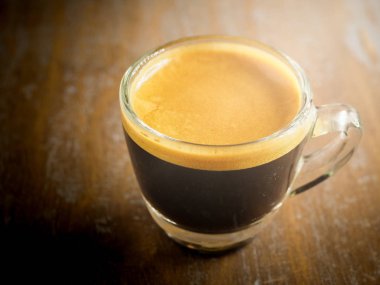 Fincan sıcak espresso kahve üzerinde Arap ahşap masa, siyah kahve