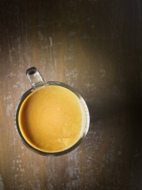 Fincan sıcak espresso kahve üzerinde Arap ahşap masa, siyah kahve