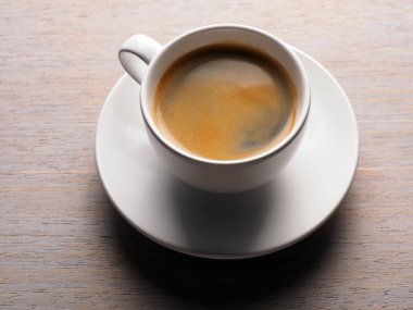 Ahşap masa, siyah kahve arabica kahve üzerinde sıcak kahve