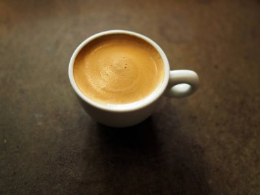 Fincan sıcak espresso kahve üzerinde Arap ahşap masa, siyah kahve