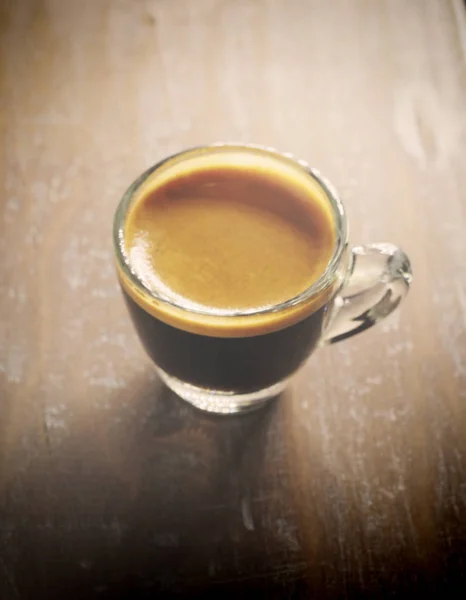 Blurred background, Cup of hot espresso coffee on wood table — Stock Photo, Image