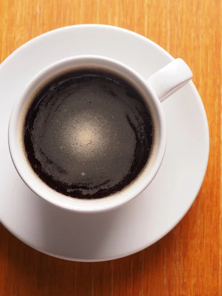 Arbica 커피에서 나무 테이블, 블랙 커피에 뜨거운 커피 한잔, — 스톡 사진