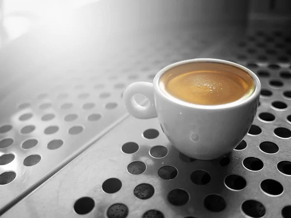 아 라에서 강철 플레이트, 블랙 커피에 뜨거운 에스프레소 커피 한잔 — 스톡 사진