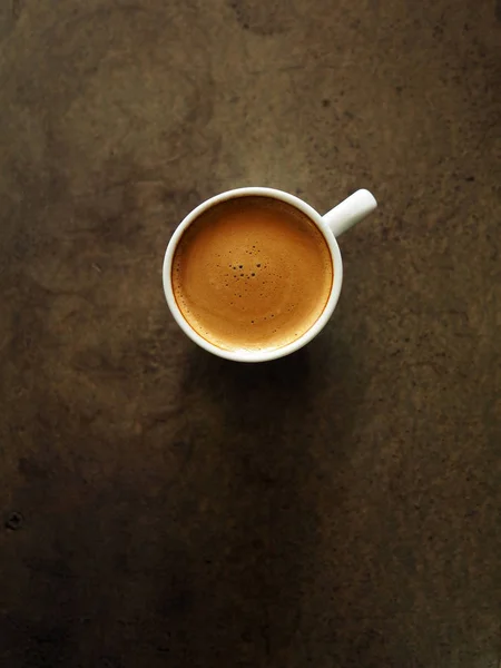 뜨거운 에스프레소 커피에 아랍에서 나무 테이블, 블랙 커피 한잔 — 스톡 사진