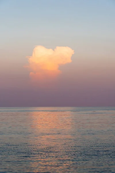 akşam gökyüzü ve deniz