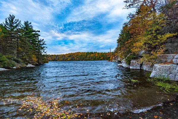 Jesień nad jeziorem Minnewaska — Zdjęcie stockowe