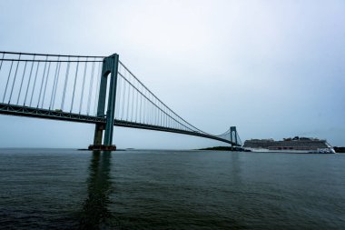 10 Haziran 2018 - Bay Ridge, New York, Usa: Norveç kaçış gemisi Verrazano-Narrows Köprüsü 'nün altından geçiyor.