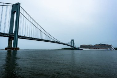 10 Haziran 2018 - Bay Ridge, New York, Usa: Norveç kaçış gemisi Verrazano-Narrows Köprüsü 'nün altından geçiyor.