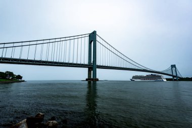 10 Haziran 2018 - Bay Ridge, New York, Usa: Norveç kaçış gemisi Verrazano-Narrows Köprüsü 'nün altından geçiyor.