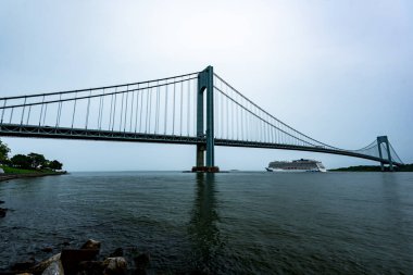 10 Haziran 2018 - Bay Ridge, New York, Usa: Norveç kaçış gemisi Verrazano-Narrows Köprüsü 'nün altından geçiyor.
