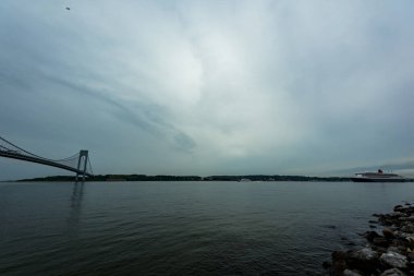 10 Haziran 2018 - Bay Ridge, New York, Usa: Rms Queen Mary 2 Southampton, Uk 'a giden Verrazano-Narrows Köprüsü' nün altından geçiyor..