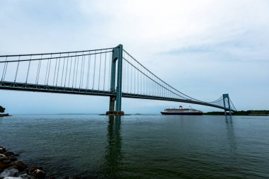 10 Haziran 2018 - Bay Ridge, New York, Usa: Rms Queen Mary 2 Southampton, Uk 'a giden Verrazano-Narrows Köprüsü' nün altından geçiyor..