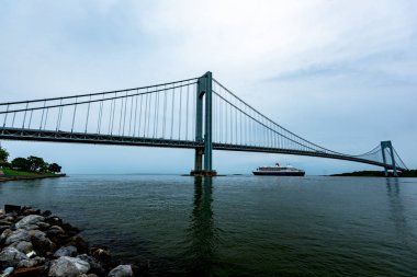 10 Haziran 2018 - Bay Ridge, New York, Usa: Rms Queen Mary 2 Southampton, Uk 'a giden Verrazano-Narrows Köprüsü' nün altından geçiyor..