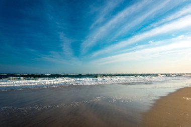 Issız bir sahilde okyanus dalgaları.