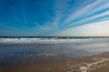 Issız bir sahilde okyanus dalgaları.