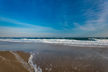 Issız bir sahilde okyanus dalgaları.