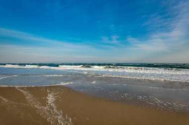 Issız bir sahilde okyanus dalgaları.