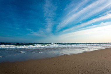 Issız bir sahilde okyanus dalgaları.