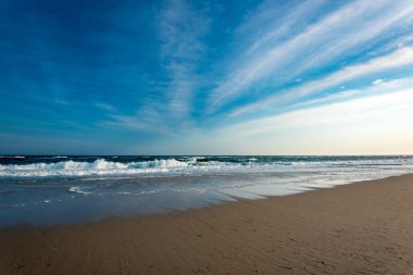 Issız bir sahilde okyanus dalgaları.