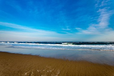 Issız bir sahilde okyanus dalgaları.
