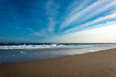 Issız bir sahilde okyanus dalgaları.