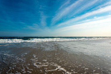 Issız bir sahilde okyanus dalgaları.