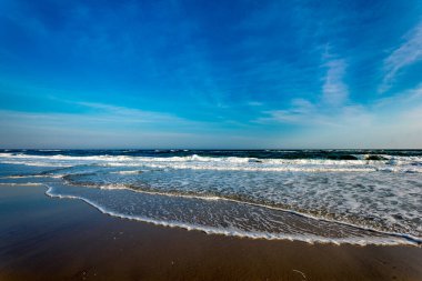Issız bir sahilde okyanus dalgaları.