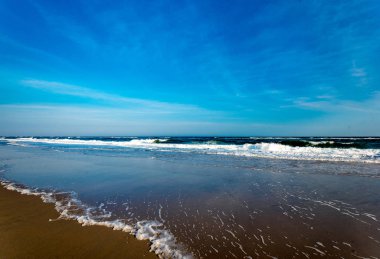 Issız bir sahilde okyanus dalgaları.