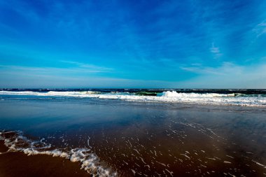 Issız bir sahilde okyanus dalgaları.