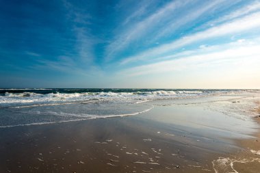 Issız bir sahilde okyanus dalgaları.