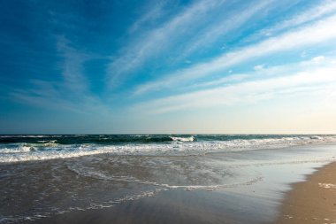 Issız bir sahilde okyanus dalgaları.